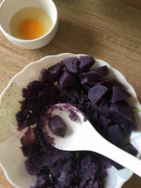 蒸熟后的土豆压成泥。