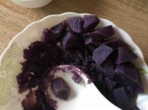 蒸熟后的土豆压成泥。