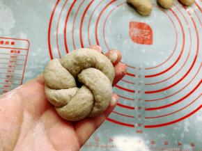 依次将每根长条编成五环形，收口一定要捏紧，否则发酵后会散开。