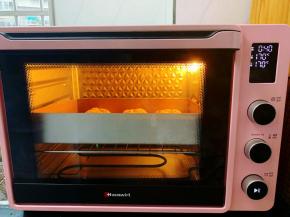 放入预热至170度的烤箱中层，上下火烘烤15分钟左右，烤至表面金黄即可。