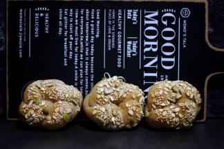 将烤好的黑麦果仁花环包放在晾网上晾凉，然后密封常温保存，用烫种制作的面包口感非常松软，第二天吃也不会硬。