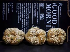 将烤好的黑麦果仁花环包放在晾网上晾凉，然后密封常温保存，用烫种制作的面包口感非常松软，第二天吃也不会硬。