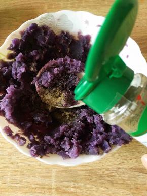 加入适量的盐和黑胡椒调匀。