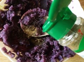 加入适量的盐和黑胡椒调匀。