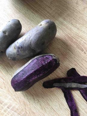 黑金刚土豆洗净后去皮。