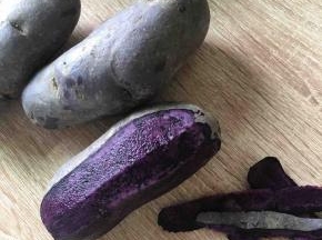 黑金刚土豆洗净后去皮。