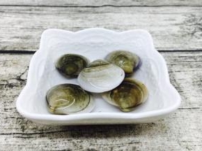 青蛤用清水浸泡一段时间 浸泡时间要看你所买的青蛤含沙子的多少。