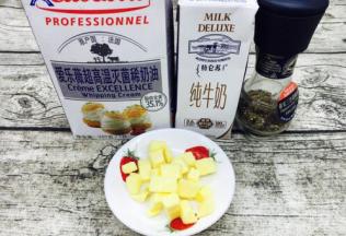 辅助食材：黄油、淡奶油、牛奶，黑胡椒碎。
