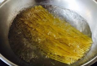 意面，锅里放水，水里放半小勺的盐，水开后放入意面，大火煮开，把火调到沸腾而不溢出的状态，煮大约6分钟左右，当意面还有一点小白芯时捞出。