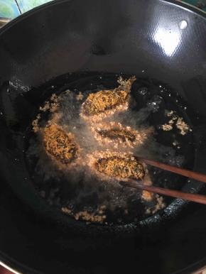 锅中油烧热后转小火放入虾球油炸，用快走轻轻翻面，炸至金黄色捞出沥干油即可装盘。