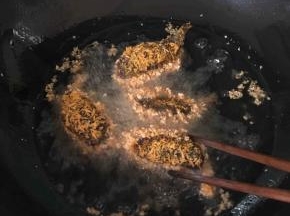 锅中油烧热后转小火放入虾球油炸，用快走轻轻翻面，炸至金黄色捞出沥干油即可装盘。