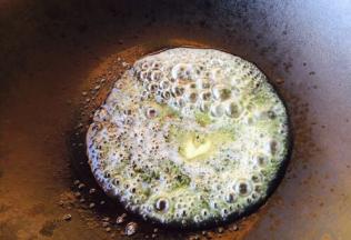 起锅，开中小火，锅温热，放入黄油。