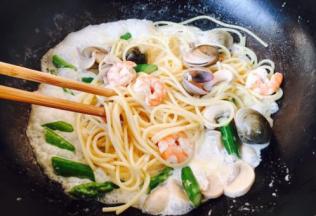 放入煮好的意面，翻炒均匀，温火煮2分钟左右，让意面吸足汤汁。