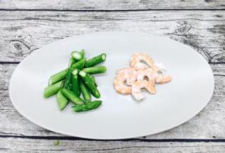 切好的芦笋段和剥去皮的虾仁