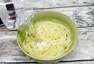 捞出后用白开水过凉，然后沥干水分。