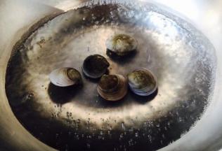 青蛤凉水下锅，青蛤口开了就捞出来，捞出来马上过凉水，沥干水分备用。