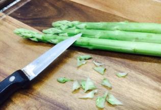 芦笋刮去鳞片。