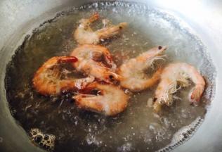 锅里放适量的水，水开后，放入1勺白葡萄酒（料酒），放入鲜虾，煮约2分钟后捞出，过凉水，然后剥盛虾仁备用。
