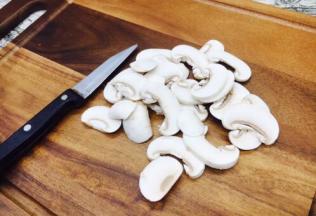 口蘑切片。