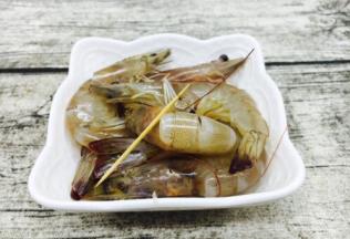 鲜虾洗净，从鲜虾的第二节挑出虾线。