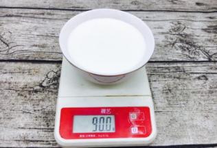 白汁：牛奶和淡奶油各90g混合在一起。