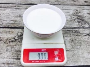 白汁：牛奶和淡奶油各90g混合在一起。