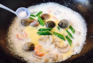 放入少许盐调味。