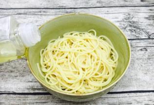 倒入2滴橄榄油拌匀。