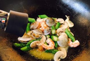 撒上少许黑胡椒碎，烹入少许的白葡萄酒。