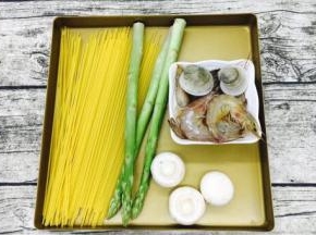 主要食材：意面、鲜虾、青蛤、口蘑、芦笋。