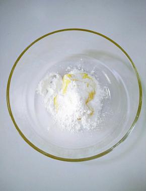 黄油软化好，加入糖粉。