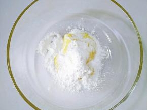 黄油软化好，加入糖粉。
