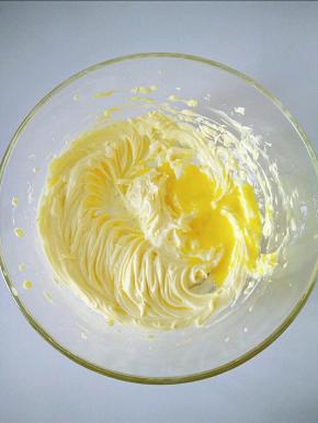 用电动打蛋器打发至颜色变浅即可，不要过度打发，分次加入蛋液搅打均匀。