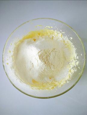 筛入低粉面粉和奶粉。