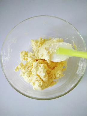 用切拌的手法先混合。