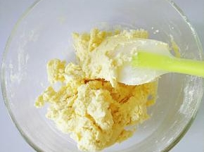 用切拌的手法先混合。