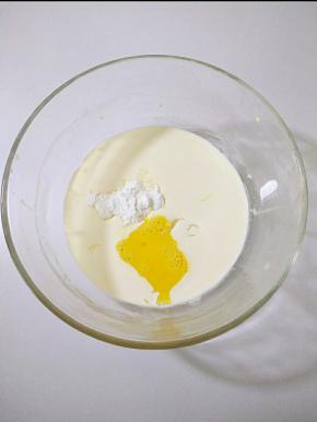 做蛋挞水牛奶和淡奶油倒入碗里，加入糖粉炼乳和打散的蛋液，用手抽搅拌均匀。