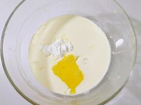 做蛋挞水牛奶和淡奶油倒入碗里，加入糖粉炼乳和打散的蛋液，用手抽搅拌均匀。
