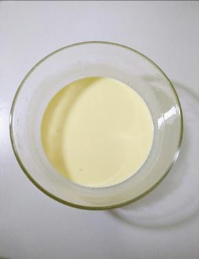 盖保鲜膜放一旁静置。