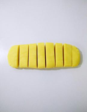 取出曲奇面团平均分成8份。