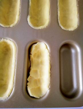 先用手攥成长条，放入模具，用手指按压面团，四周尽量薄厚均匀，底部稍薄一点。