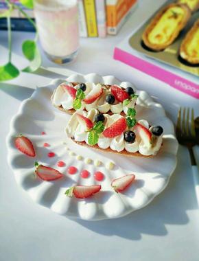 还可以增加点装饰，淡奶油50克糖5克打发，用圣安娜花嘴可以装饰两个蛋挞。