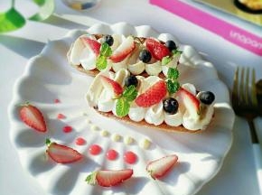 还可以增加点装饰，淡奶油50克糖5克打发，用圣安娜花嘴可以装饰两个蛋挞。