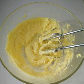 1黄油放室温软化，用电动打蛋器搅打顺滑。