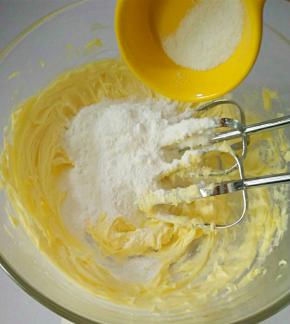 加入糖粉和盐打至蓬松颜色变浅。