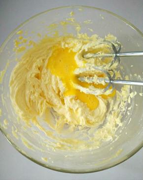 分三次加入打散的蛋液。