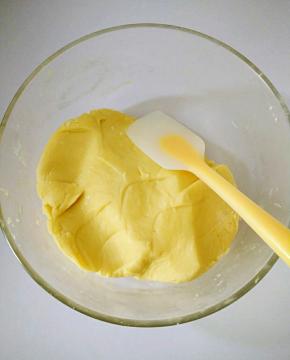 用刮刀切拌手法把面团搅拌无干粉，装入保鲜袋，放冰箱冷藏一小时。