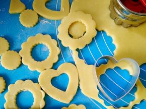 取出面团，用擀面杖把面团擀开，用喜欢的饼干模具压模出形状，剩余的面团再揉到一起擀开压模。