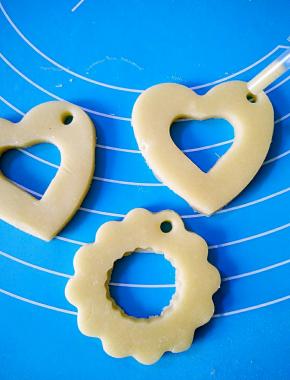 用吸管在面团上按一下，钻出小孔，穿绳用。