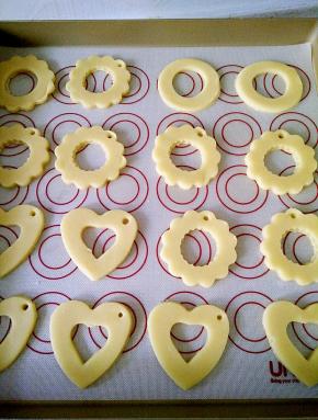 把压好模的面团摆入烤盘。